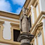 ...per raggiungere l�ampio cortile interno al centro del quale svetta una colonna in granito che regge la statua di San Sabino con mitra e pastorale posizionata qui nel 1651